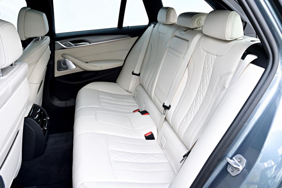 Интерьер BMW 530d Touring M Sport 2017 года  (WW) (фото 20 из 40)